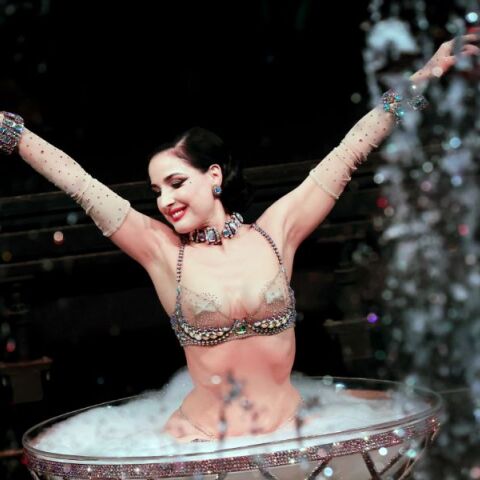 Dita Von Teese: Το εντυπωσιακό σόου στο Fashion Week του Παρισιού 