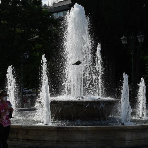 Στα ίδια επίπεδα θα παραμείνει η θερμοκρασία την Πέμπτη - Πού θα πέσουν ψιχάλες