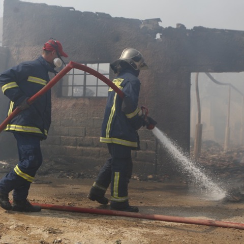 Μοσχάτο: Υπό μερικό έλεγχο η φωτιά στο εγκαταλελειμμένο κτήριο
