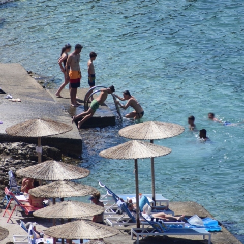 παραλία, θαλασσα, λουομενοι