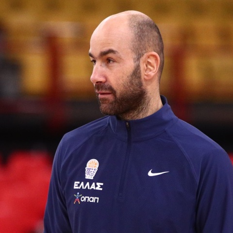 Ο γιος του Βασίλη Σπανούλη δε σταματάει να ευστοχεί σε τρίποντα στην προπόνηση της Εθνικής (video)