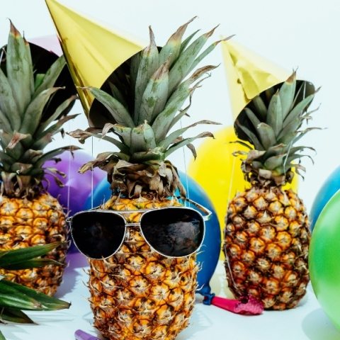 ανανας, μαυρα γυαλια, μπαλονια