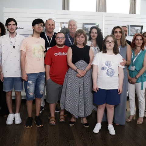 Σε έκθεση φωτογραφίας μαθητών του Ειδικού Σχολείου και του ΕΕΕΕΚ ξεναγήθηκε η Κατερίνα Σακελλαροπούλου