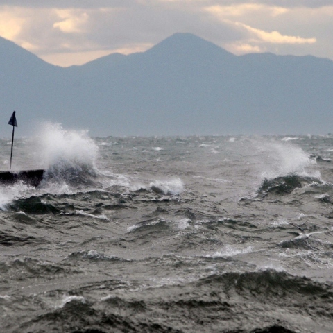 Αίθριος θα είναι ο καιρός σήμερα Κυριακή με θυελλώδεις ανέμους