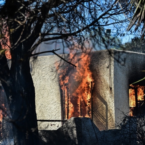 σπιτι που καιγεται