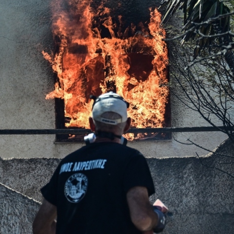 πυροσβεστης, φωτια, σπιτι