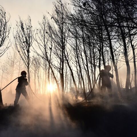 Σε επιφυλακή παραμένουν οι δυνάμεις της πυροσβεστικής στην Κερατέα 