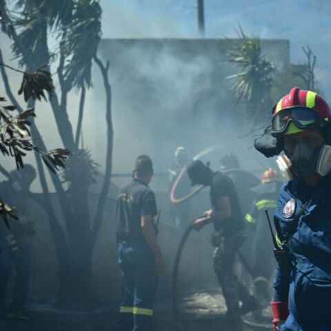 Η δασική φωτιά στη Σταμάτα είναι κοντά σε σπίτια 