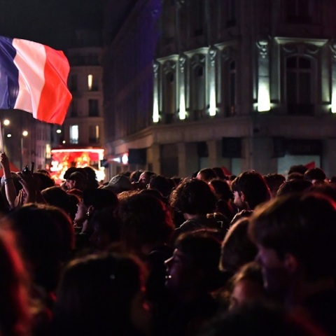 Πώς σχολιάζει ο γαλλικός και διεθνής Τύπος τον πρώτο γύρο των βουλευτικών εκλογών στη Γαλλία 
