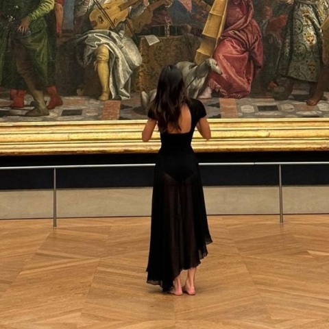 Η Κένταλ Τζένερ περπάτησε ξυπόλητη στο Λούβρο κατά τη διάρκεια ιδιωτικής επίσκεψης