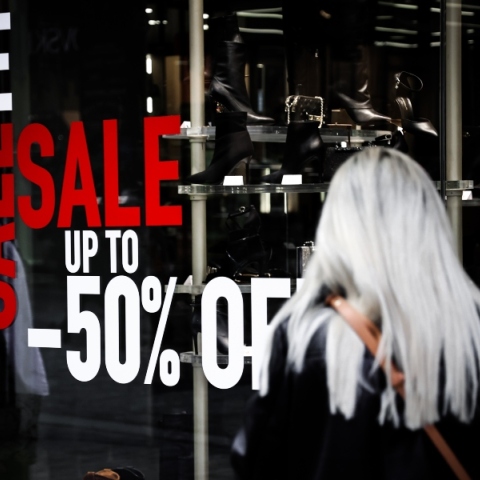 βιτρινα μαγαζιου, πελατης