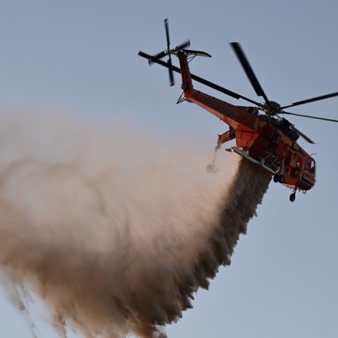 Ελικόπτερο επιχειρεί σε φωτιά