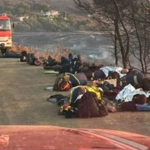 Κερατέα: Πυροσβέστες έχουν ξαπλώσει στο δρόμο να ξεκουραστούν μετά τη μάχη με τις φλόγες