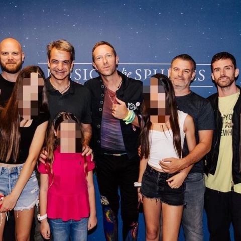 Ο πρωθυπουργός Κυριάκος Μητσοτάκης με τη σύζυγό του και τους Coldplay