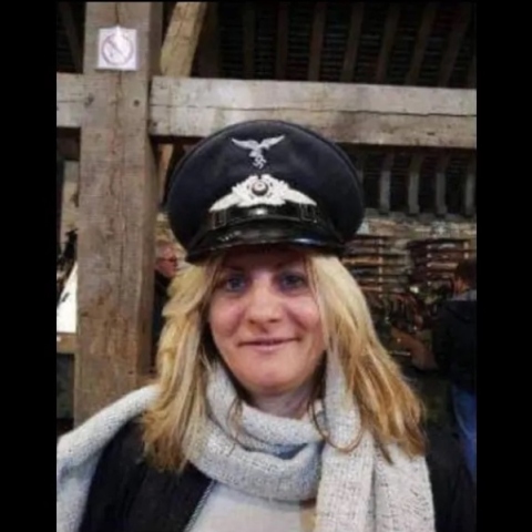 γυναικα με ναζιστικό καπέλο