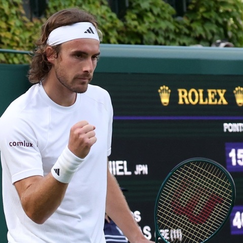 Αγχωτική αλλά νικηφόρα πρεμιέρα για τον Στέφανο Τσιτσιπά στο Γουίμπλετον