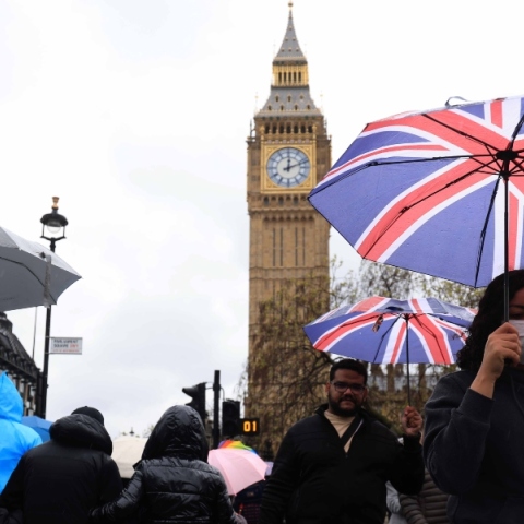βρετανοι πολιτες μπροστα στο Μπακινγκχαμ