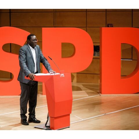 Ο πρώτος αφρικανικής καταγωγής βουλευτής της Γερμανίας παραιτείται μετά από ρατσιστικές προσβολές