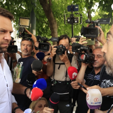 ο Στέφανος Κασσελάκης μιλαει με εργαζομένους της εφημερίδας «Αυγής» 