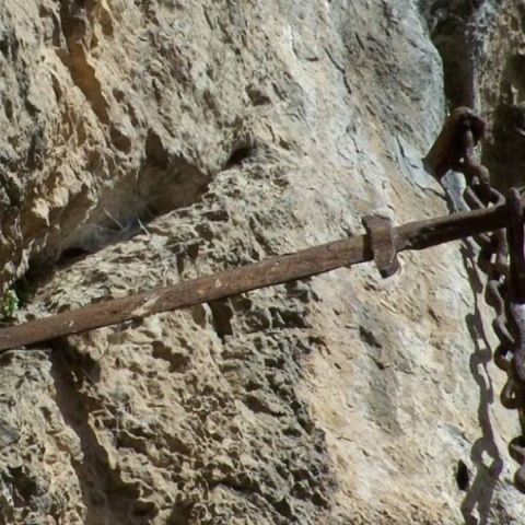 σπαθι καρφωμενο σε βραχο