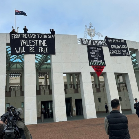 Διαδηλωτές  στην οροφή του Κοινοβουλίου της Αυστραλίας