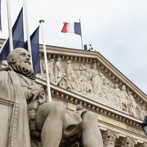 Τις επιπτώσεις σε περίπτωση νίκης της ακροδεξιάς στην εξωτερική πολιτική της χώρας επισημαίνει ο γαλλικός Τύπος