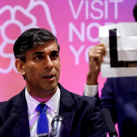 O Youtuber Niko Omilana τρόλαρε τον Ρίσι Σούνακ μετά την πανωλεθρία στις Βρετανικές εκλογές