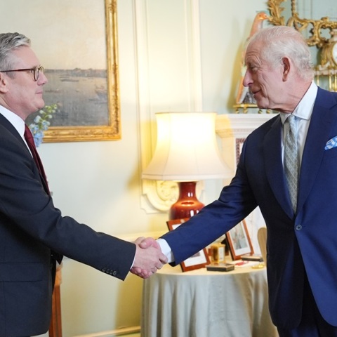 Ο Κιρ Στάρμερ παρέλαβε την εντολή σχηματισμού κυβέρνησης από τον βασιλιά Κάρολο