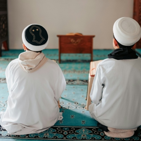 2 παιδια καθονατι στο πατωμα