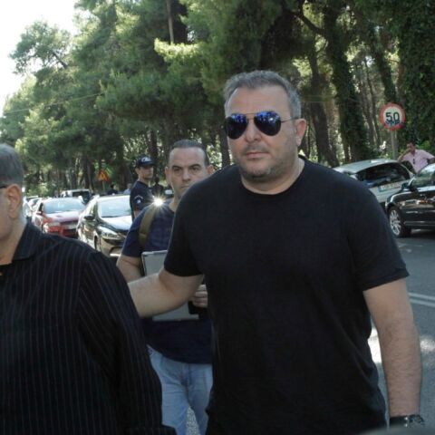 οι δικηγόροι του να καταθέσουν αίτηση για να κληθεί να δώσει εξηγήσεις