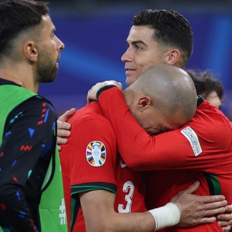 Euro 2024: Η αγκαλιά του Κριστιάνο Ρονάλντο στον 41χρονο Πέπε μετά τον αποκλεισμό της Πορτογαλίας