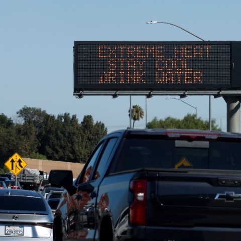 αυτοκινητα, δρομος, φωτεινη επιγραφη