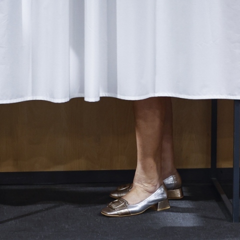 ζευγαρι ποδια πισω απο πρεοεκλογικο παραβαν