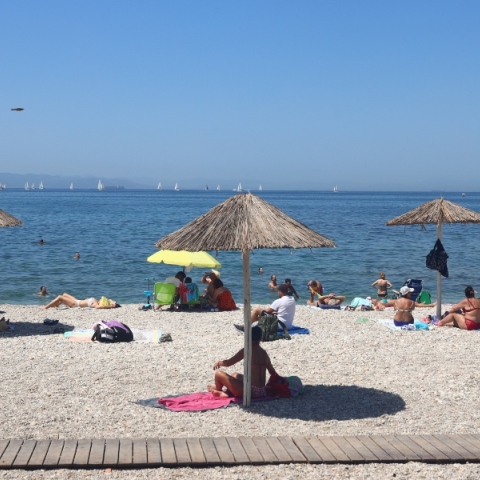 παραλια, κοσμος, θαλασσα, ομπρελες