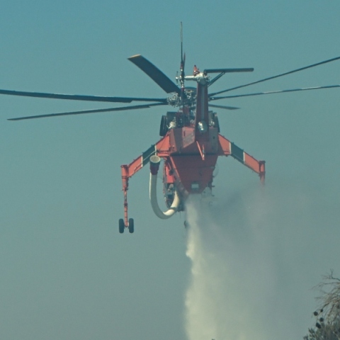 πυροσβεστικο ελικοπτερο, νερο, καπνοι