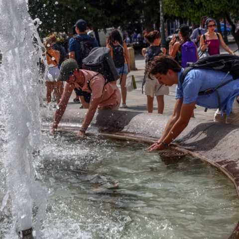συντριβανι, περαστικοι, πλατεια