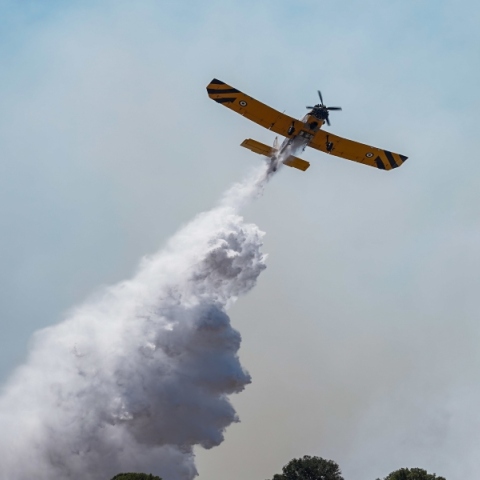 πυροσβεστικο αεροπλανο ριχνει νερο