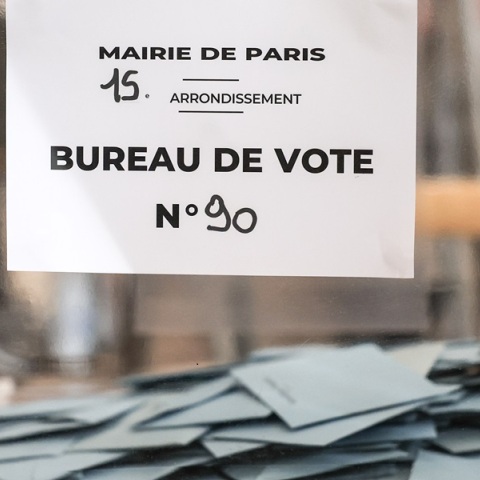 Γαλλία: Άνοιξαν οι κάλπες στον κρίσιμο δεύτερο γύρο των βουλευτικών εκλογών