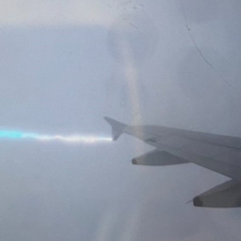 Η στιγμή που αεροπλάνο της British Airways χτυπήθηκε από κεραυνό - Άλλαξε πορεία λόγω καιρικών συνθηκών