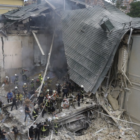 29 νεκροί στο Κίεβο μετά από τη ρωσική πυραυλική επίθεση σε παιδιατρικό νοσοκομείο 