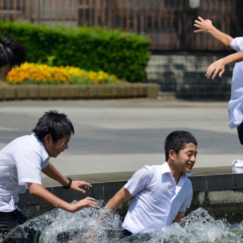 γιαπωνεζοι βουτουν σε συντριβανι