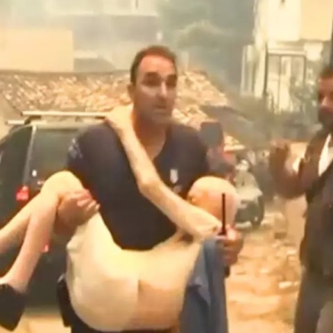Φωτιά στην Πάτρα: Αστυνομικός πήρε αγκαλιά ηλικιωμένο και τον απομάκρυνε από τις φλόγες (video)