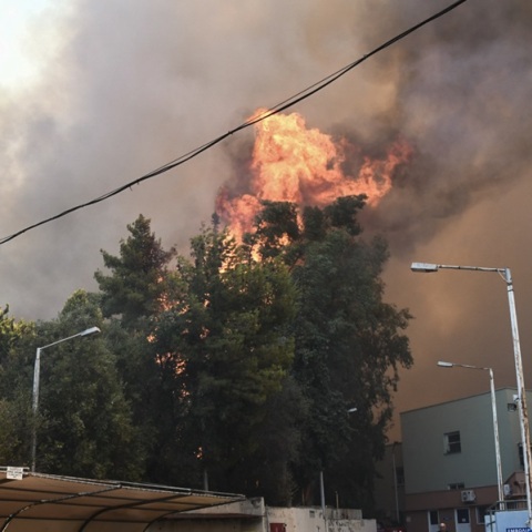 Χωρίς ενεργό μέτωπο η φωτιά στην Πάτρα - Νωρίτερα εκκενώθηκαν Καραμανδάνειο και Γηροκομείο