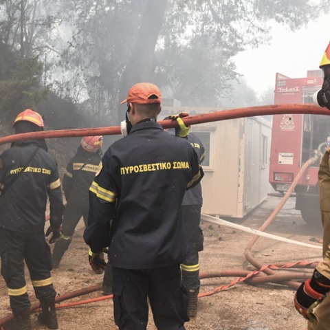 Φωτιά στην Πάτρα: Σε ολονύκτια επιφυλακή οι πυροσβεστικές δυνάμεις για τυχόν αναζωπυρώσεις