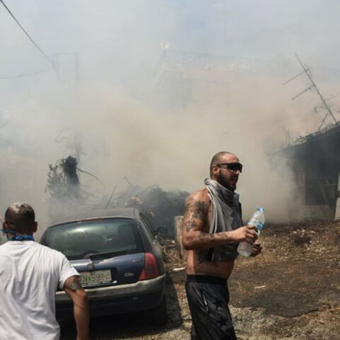 Φωτιά στην Πάτρα: Συγκλονιστικά καρέ από τις φλόγες που απείλησαν το Καραμανδάνειο