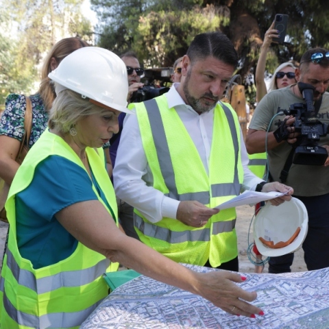 ανδρας και γυναικα εξεταζουν χαρτη