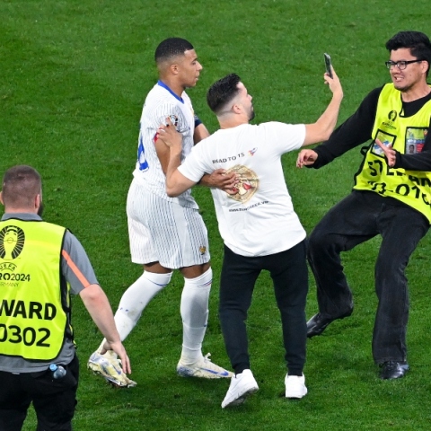 ποδοσφαιριστης, security, εισβολεας, γηπεδο