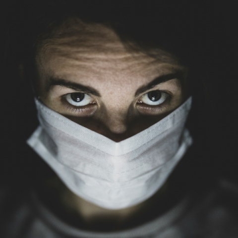 προσωπο φοραει μασκα