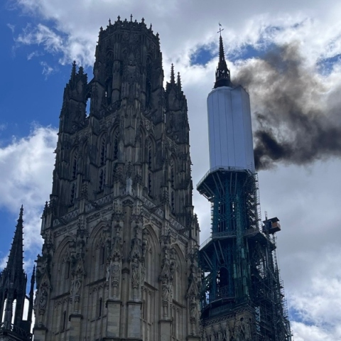 καθεδρικός ναός, πυρκαγια, καπνοι