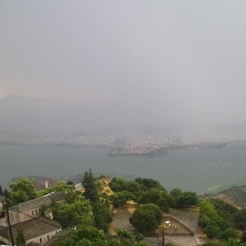 Γιάννενα: Μπουρίνι έριξε τη θερμοκρασία κατά 16°C και ανέβασε 99% την υγρασία σε δύο ώρες